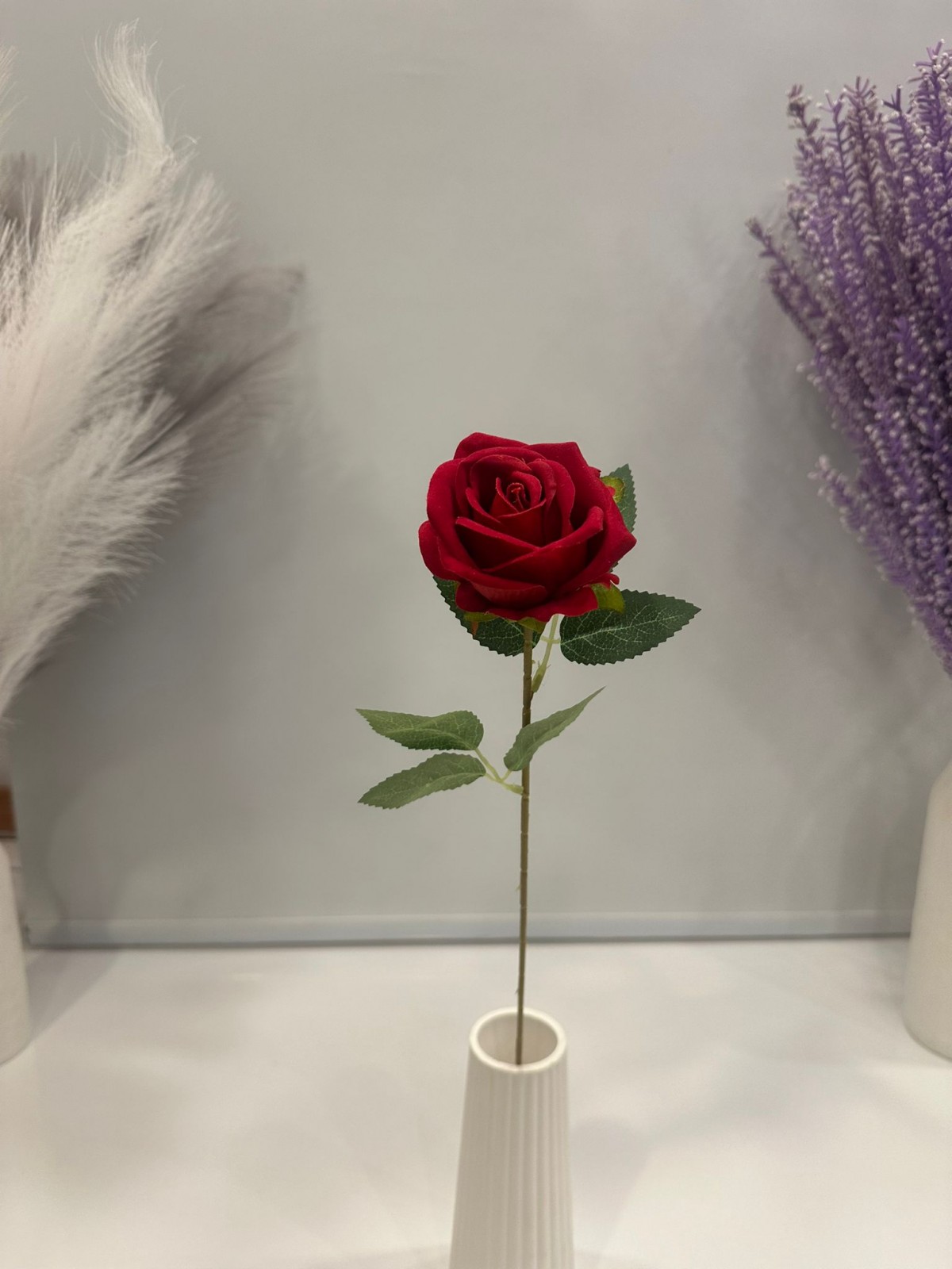 TEKLİ YAPAY KIRMIZI KADİFE GÜL 50 CM BOY TEKLİ YAPAY KIRMIZI KADİFE GÜL 50 CM BOY